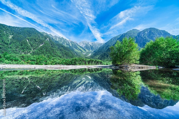 Fototapeta 新緑が美しい夏の上高地　穂高連峰と梓川の風景【長野県・松本市】　
Kamikochi in summer with beautiful fresh greenery. Scenery of the Hotaka mountain range and the Azusa River - Nagano, Japan