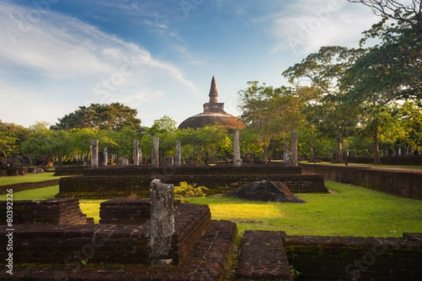 Obraz Panorama starożytnych ruin w Polonnaruwa z Rankot Vihara