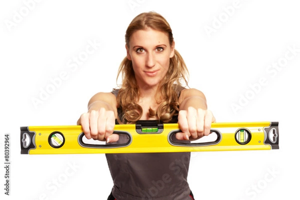 Obraz Junge frau mit einer Wasserwaage