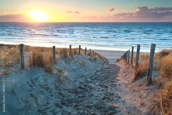 Fototapeta zachód słońca nad ścieżką do plaży nad Morzem Północnym
