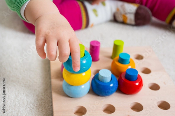 Obraz Maluch bawić się grą w ustalanie