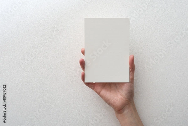 Fototapeta ręka trzyma pustą kartę na białym tle