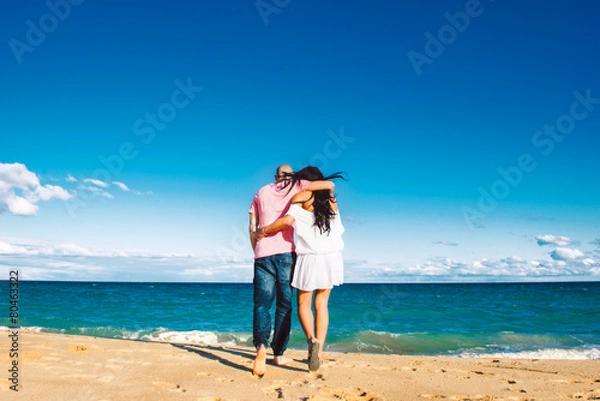 Fototapeta Couple hugging each other and looking at the sea