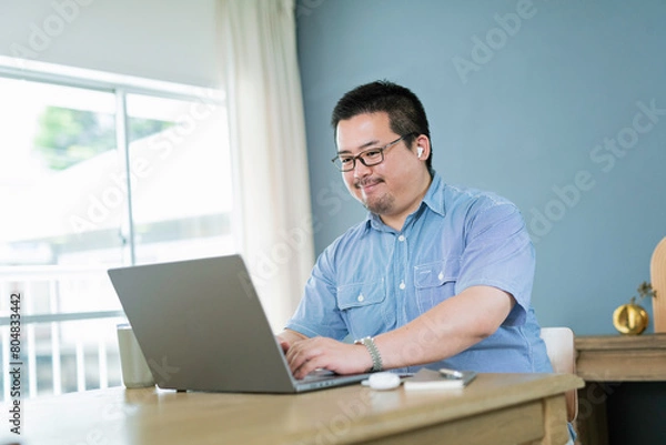 Obraz 自宅でリモートワークをする大柄な日本人男性