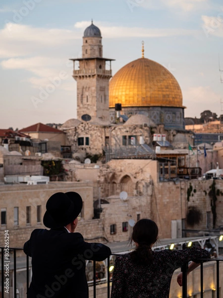 Obraz Couple checking the view at sunset in Jerusalem