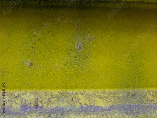 Fototapeta Une surface jaune verte grunge avec structure apparente pour graphisme