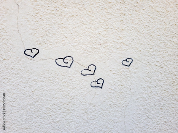 Obraz Cinq coeurs dessinés au feutre sur un mur blanc texturé