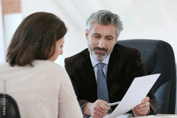 Obraz Adwokat spotkał się z klientem w biurze