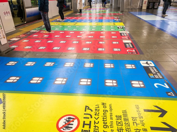 Obraz カラフルな駅のホームの床