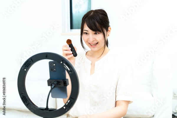 Fototapeta 動画配信をする女性