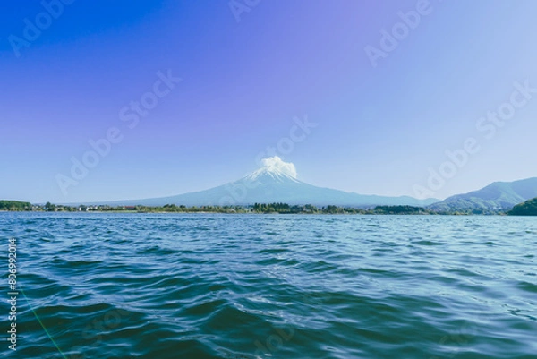 Fototapeta 河口湖の船の上から見る美しい富士山