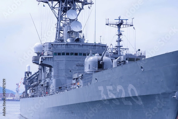 Fototapeta 海上自衛隊呉基地の練習艦はたかぜ