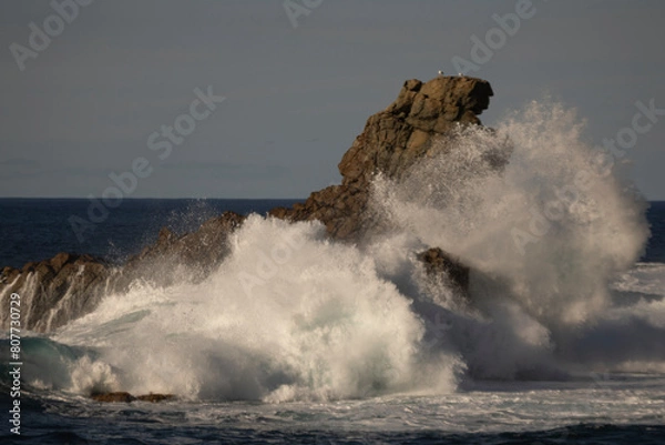 Obraz waves crashing on rocks