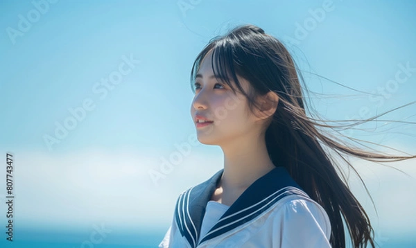 Fototapeta 海辺にいるセーラー服の少女