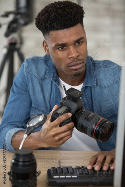 Obraz photographer using digital camera and computer