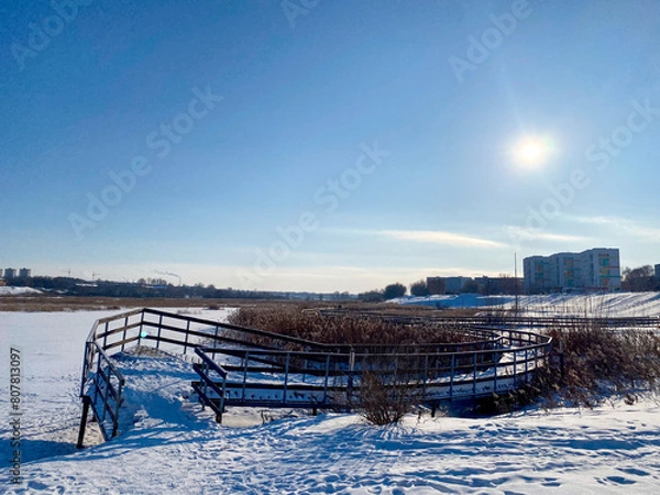 Obraz Une promenade d'hiver avec des ponts et des roseaux, recouvertes de neige fraîche