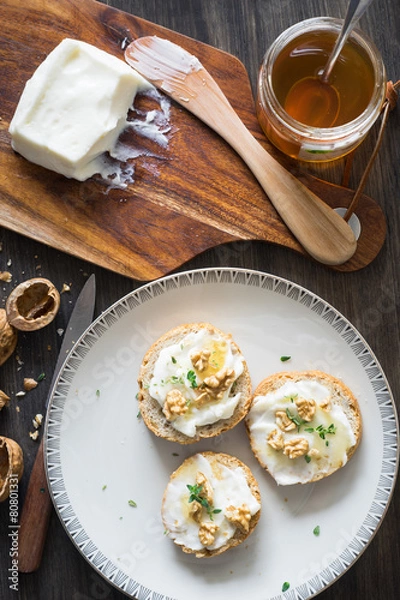 Obraz Bruschette z Serem Stracchino, Miodem, Orzechami Włoskimi i Tymiankiem