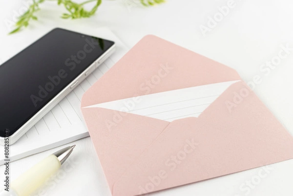 Fototapeta スマホと封筒と便箋。メールを書くイメージ