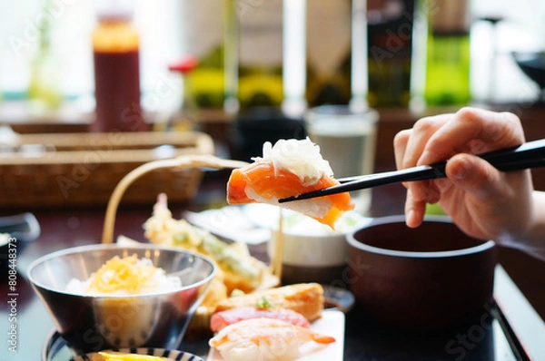 Fototapeta 식탁 위에 있는 연어초밥을 확대한 모습