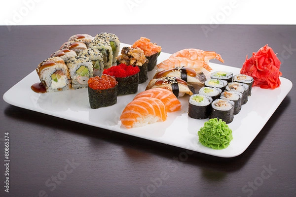 Obraz Japońskie smaczne sushi ustawione na białym talerzu