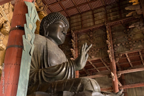 Obraz 奈良の東大寺の大仏殿に鎮座する巨大な大仏