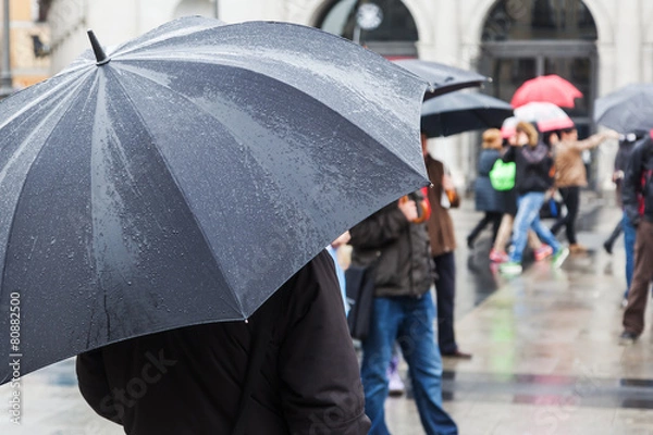 Obraz Menschen mit Regenschirmen in der Stadt