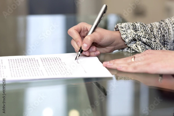 Obraz Zamknij się kobiecej dłoni podpisania formalnego papieru