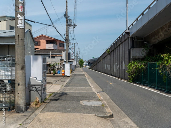 Fototapeta 市街地を通る高架道と側道の風景