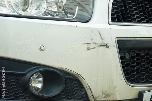 Obraz 접촉사고 운전미숙으로 흰색 자동차의 앞범퍼에 스크래치가 생김 클로즈업 촬영