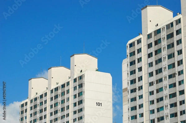 Fototapeta 한국의 구형아파트 클로즈업 촬영 배경으로 푸른하늘이 보임