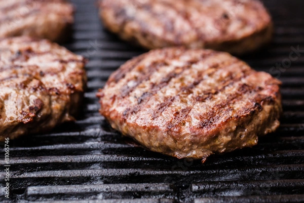Fototapeta Przygotowanie partii grillowanych pasztecików z mielonej wołowiny lub frikadeller
