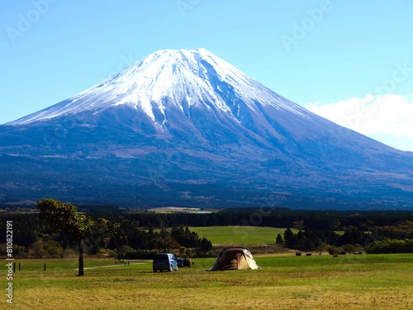 Obraz 朝霧高原と冠雪の富士山、冠雪の富士山とキャンプ場