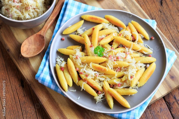 Obraz Schupfnudelpfanne mit sauerkraut
