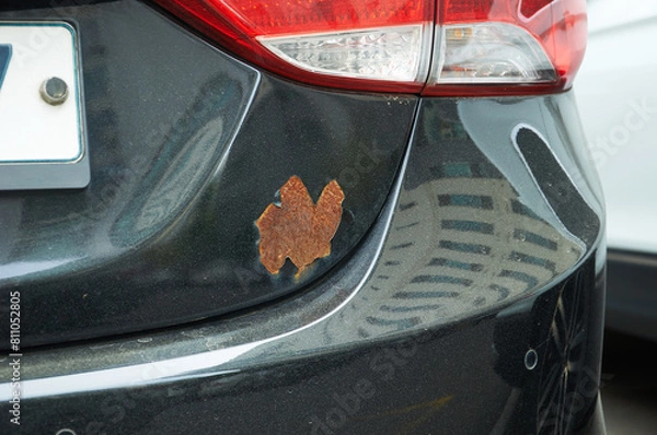 Obraz 자동차 후면 페인트 부분이 깨져 탈락된 부분에 녹이 생긴 부분 클로즈업 촬영