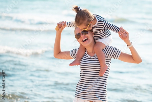 Obraz Mother with daughter on the beach
