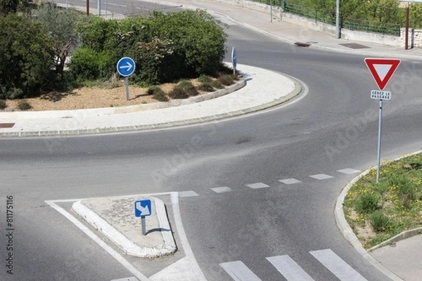 Fototapeta Abordage d'un rond-point et signalisation