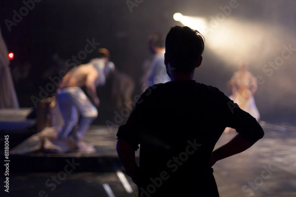 Obraz reżyser stojący przed przedstawieniem teatralnym