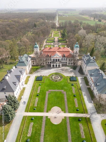 Fototapeta Kozlowka, Poland, Museum in the Kozlowka Zamoyskich. A park full of flowers, Palace garden in the museum Zamoyskich w Kozłówce. View from the drone.