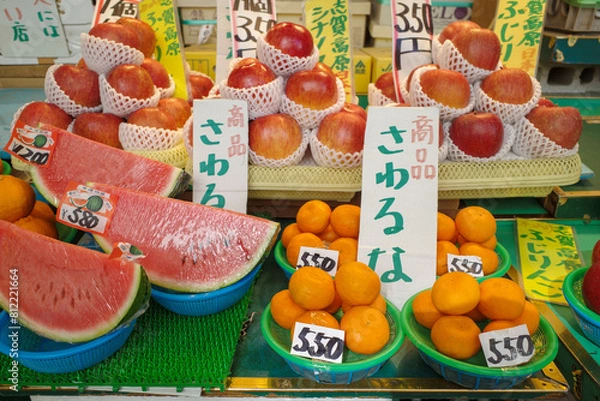 Fototapeta 神戸　新開地の東山商店街のフルーツの店