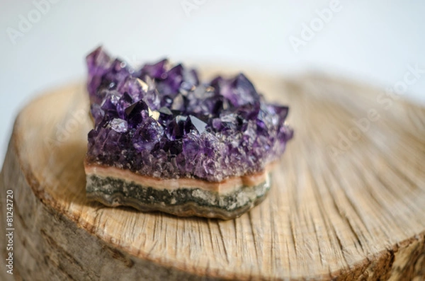 Obraz Raw amethyst rock with reflection on natural wood