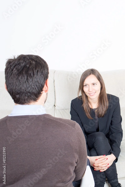 Fototapeta Paar redet auf einem Sofa