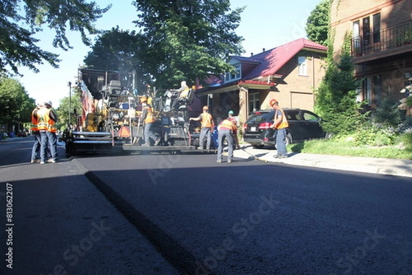 Fototapeta Bautrupp erneuert den Asphalt der Hauptstrasse in einem Wohnviertel in Kanada