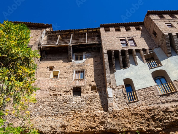 Obraz Casas vistas de abajo arriba en el barrio de La Judería de Tarazona, España viajando en verano de 2021