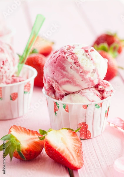 Obraz Milcheis mit frischen Erdbeeren