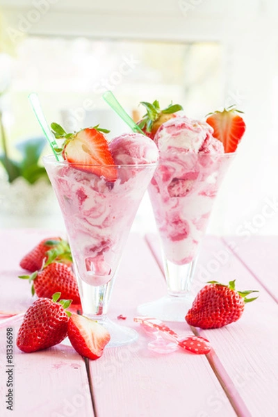 Obraz Milcheis mit frischen Erdbeeren
