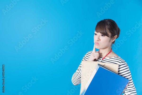 Fototapeta オフィスカジュアルポートレート(ブルーバック)