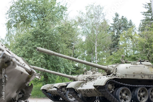 Obraz Stare pojazdy wojskowe, czołgi.