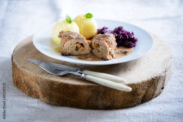 Fototapeta Sojaroulade mit Thüringer Klößen und Rotkohl