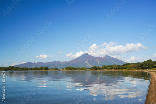 Obraz 秋の晴れた空と紅葉と湖面に映える雲上磐梯山