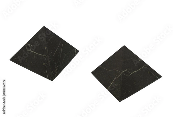 Obraz Минерал Шунгит в виде пирамиды. Изолированное изображение.